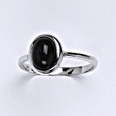 Stříbrný prsten s přírodním kamenem onyx 8 x 6 mm, T 1355