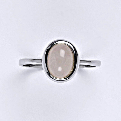 Stříbrný prsten s přírodním kamenem růženín 8 x 6 mm, T 1355