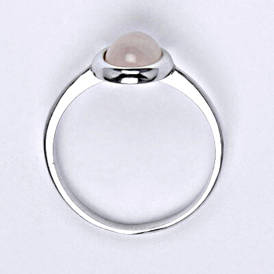 Stříbrný prsten s přírodním kamenem růženín 8 x 6 mm, T 1355