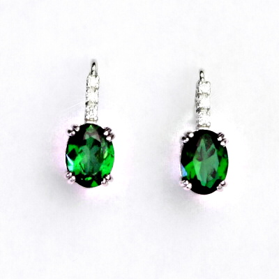 Stříbrné náušnice s čirými zirkony a zirkonem emerald, VE 8