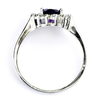 Stříbrný prsten, přírodní tmavý ametyst, čiré zirkony, Kate, T 1507