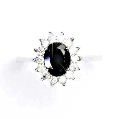 Stříbrný prsten, přírodní černý spinel (pleonast), čiré zirkony, Kate, T 1507