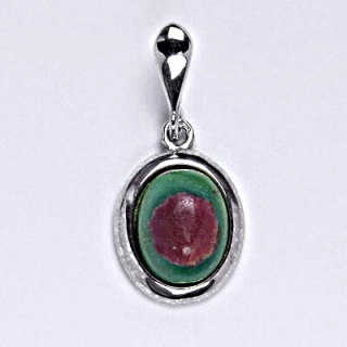 Stříbrný přívěsek s přírodním kamenem rubín v zoisitu 10 x 8 mm, P 1453
