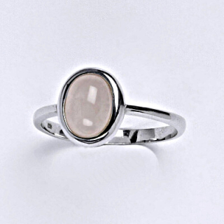 Stříbrný prsten s přírodním kamenem růženín 7 x 5 mm, T 1354