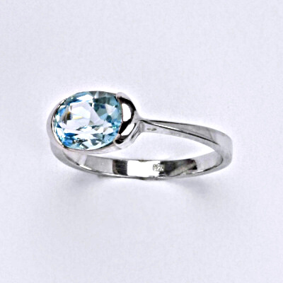 Stříbrný prsten s přírodním kamenem topaz swiss 8 x 6 mm VR 110