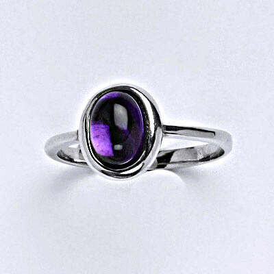Stříbrný prsten s přírodním kamenem ametyst 8 x 6 mm, T 1355