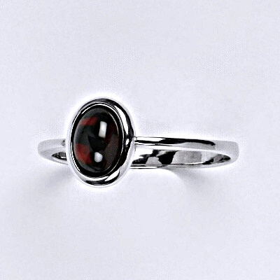 Stříbrný prsten s přírodním kamenem granát 7 x 5 mm, T 1354