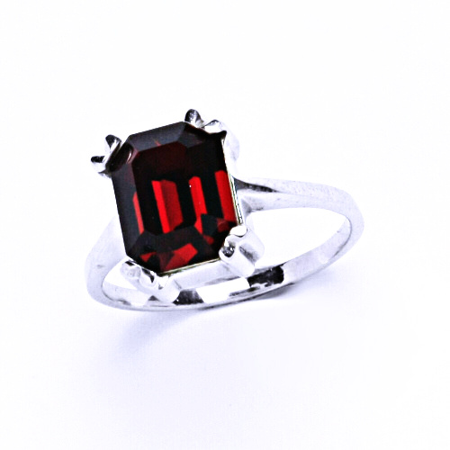 Stříbrný prsten se Swarovski krystalem siam T 1201