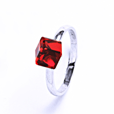 Stříbrný prsten s krystalem Swarovski (Light Siam 6x6 mm)T 1230
