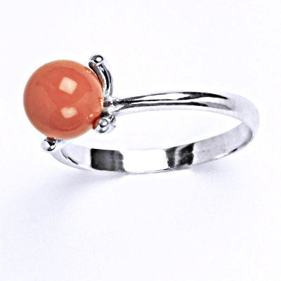Stříbrný prsten se Swarovski perlou coral T 1400