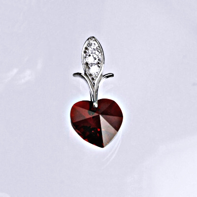 Stříbrný přívěšek s krystalem Swarovski siam, srdce P 1404