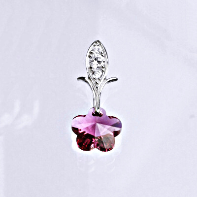 Stříbrný přívěšek s krystalem Swarovski fuchsia, kytka P 1404