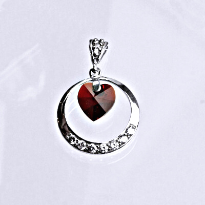 Stříbrný přívěšek s krystalem Swarovski siam, srdce P 1405