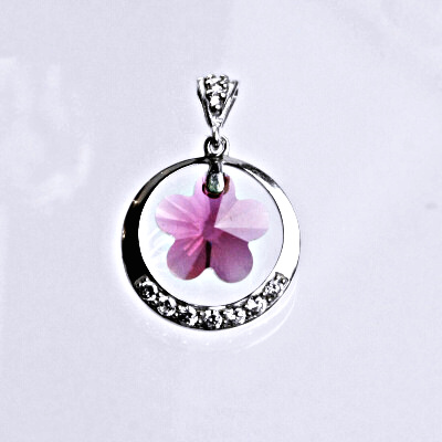 Stříbrný přívěšek s krystalem Swarovski fuchsia, kytka P 1405