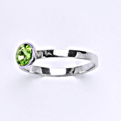 Stříbrný prsten se Swarovski krystalem peridot, T 1336