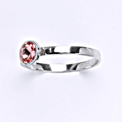 Stříbrný prsten se Swarovski krystalem light rose, T 1336