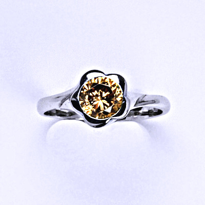 Stříbrný prsten se syntetickým zirkonem champagne T 1271 